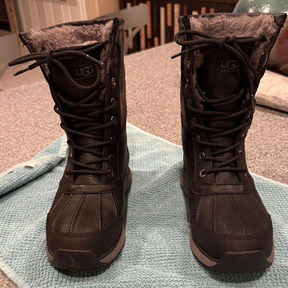 UGG Adirondack Boot III. 7.5 - Picture 4 of 10